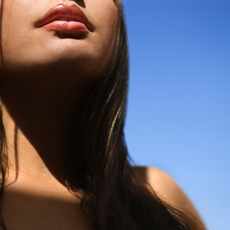 Can exposure to sun cause dark skin on neck?