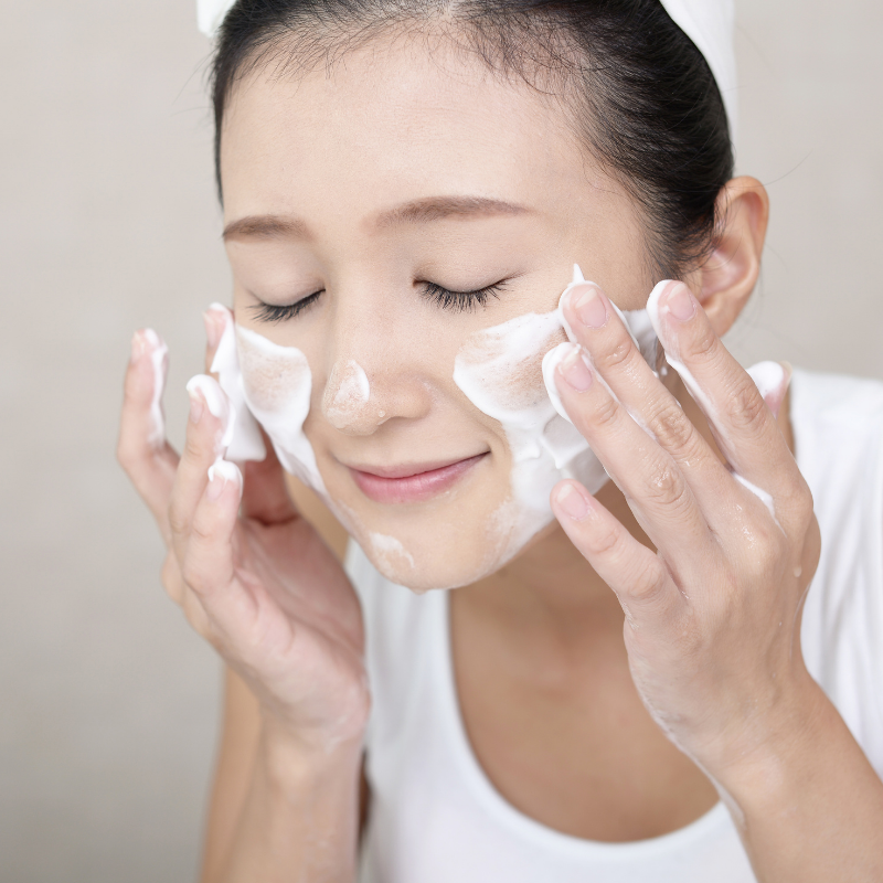 Mild cleanser paraben free for skincare in summer